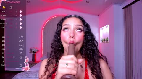 Snapshot of anahi_curlie1 chatting on 12-28-24, 06:28 Anahi Curlie online show from 12-28-24, 06:28