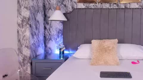 Mia online show from 09-26-25, 12:09