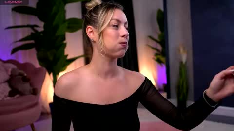 Snapshot of anastasiamills chatting on 11-28-25, 10:01 AnastasiaMills online show from 11-28-25, 10:01