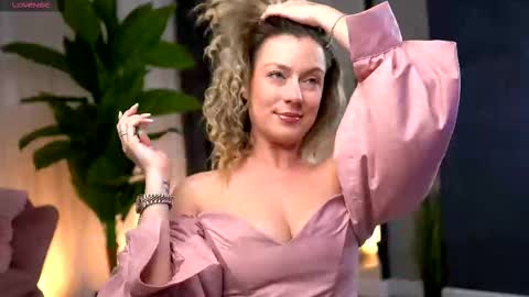 Snapshot of anastasiamills chatting on 12-16-25, 09:09 AnastasiaMills online show from 12-16-25, 09:09