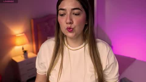 Snapshot of andrea_garciat chatting on 10-11-25, 08:51 Andrea online show from 10-11-25, 08:51