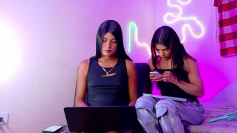 Snapshot of andrea_r_ chatting on 07-24-26, 04:54 andrea_r_ online show from 07-24-26, 04:54
