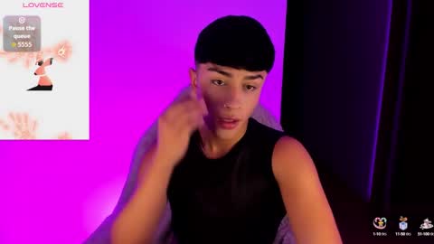 Snapshot of andreewwx_m chatting on 11-08-25, 02:23 Andrew online show from 11-08-25, 02:23