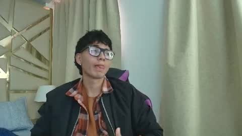 Snapshot of andres8975 chatting on 06-17-26, 12:50 Andres online show from 06-17-26, 12:50