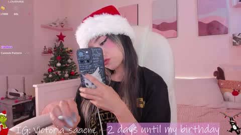 Snapshot of andromeedaa_ chatting on 12-11-24, 01:39 Victoria Senz online show from 12-11-24, 01:39