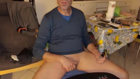 Snapshot of androx77 chatting on 10-24-25, 09:00 androx77 online show from 10-24-25, 09:00