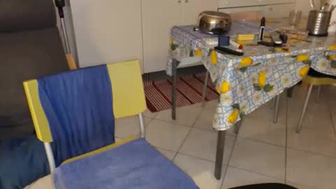 Snapshot of androx77 chatting on 10-25-25, 09:42 androx77 online show from 10-25-25, 09:42