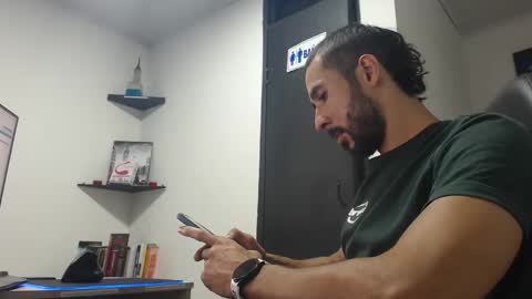Snapshot of andruwang chatting on 12-18-24, 05:15 Andru online show from 12-18-24, 05:15