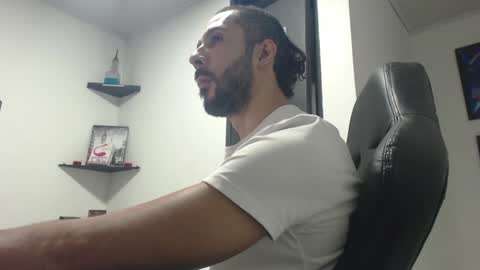 Snapshot of andruwang chatting on 12-19-24, 05:07 Andru online show from 12-19-24, 05:07