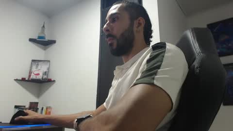 Snapshot of andruwang chatting on 12-20-24, 06:40 Andru online show from 12-20-24, 06:40