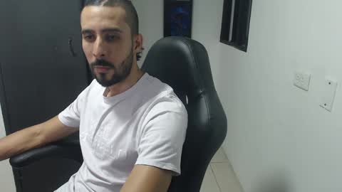 Snapshot of andruwang chatting on 01-15-25, 03:22 Andru online show from 01-15-25, 03:22
