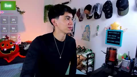 Snapshot of andy_guez_11 chatting on 10-20-25, 10:05 andy_guez_11 online show from 10-20-25, 10:05