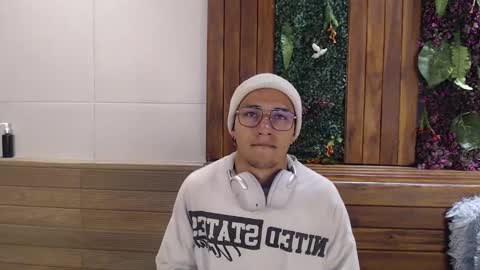 Snapshot of andyjoy_ chatting on 11-06-25, 11:33 Andy Joy online show from 11-06-25, 11:33