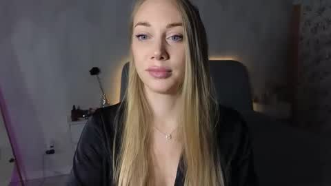 angel  blonde  online show from 10-10-25, 02:38