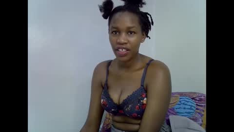 Snapshot of angel_mia5 chatting on 11-25-25, 06:35 angel_mia5 online show from 11-25-25, 06:35