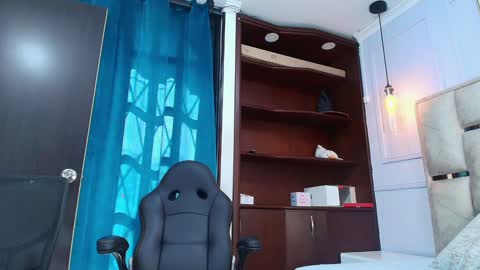 Snapshot of angel_perverted1 chatting on 12-20-24, 02:49 Nicolle online show from 12-20-24, 02:49