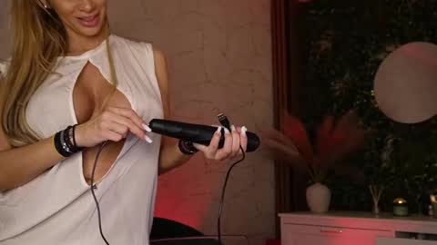 Anysia online show from 12-23-25, 05:38