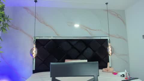 Snapshot of angelaa_cute chatting on 10-08-25, 12:14 ANGELA online show from 10-08-25, 12:14