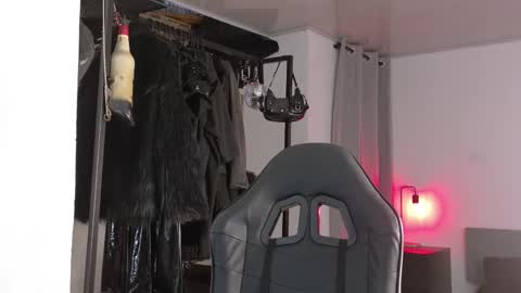 Snapshot of angelabl0odborne chatting on 09-25-25, 10:57 Angela help me reach 100 thumbs up online show from 09-25-25, 10:57