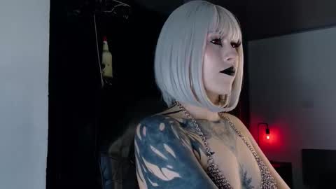 Snapshot of angelabl0odborne chatting on 10-30-25, 11:05 Angela help me reach 100 thumbs up online show from 10-30-25, 11:05