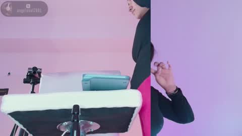 Snapshot of angelcb_ chatting on 11-16-25, 08:20 angel online show from 11-16-25, 08:20