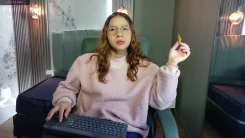 Snapshot of angeles_azul chatting on 09-10-25, 01:00 angel online show from 09-10-25, 01:00