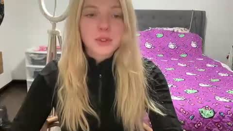 Snapshot of angelgrl444 chatting on 11-11-25, 07:19 Princess Peach online show from 11-11-25, 07:19