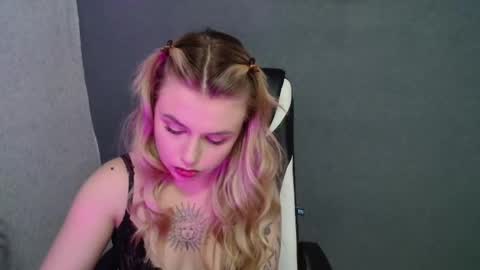 Snapshot of angelicablanch chatting on 09-17-25, 09:16 angelicablanch online show from 09-17-25, 09:16