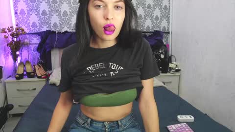 Snapshot of angelika_rouge chatting on 09-19-25, 03:56 Angelika Rouge online show from 09-19-25, 03:56