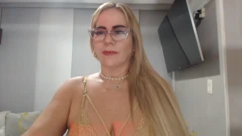 Snapshot of angelinna_12 chatting on 09-11-25, 01:49 angelinna_12 online show from 09-11-25, 01:49