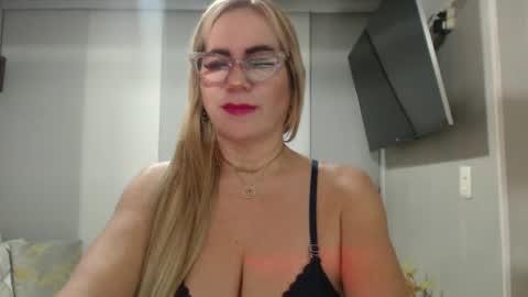 Snapshot of angelinna_12 chatting on 09-28-25, 06:30 angelinna_12 online show from 09-28-25, 06:30