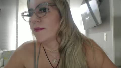 Snapshot of angelinna_12 chatting on 10-02-25, 09:11 angelinna_12 online show from 10-02-25, 09:11