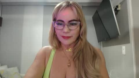 Snapshot of angelinna_12 chatting on 10-22-25, 04:46 angelinna_12 online show from 10-22-25, 04:46