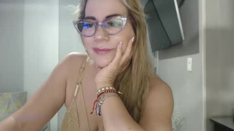 Snapshot of angelinna_12 chatting on 10-28-25, 06:06 angelinna_12 online show from 10-28-25, 06:06