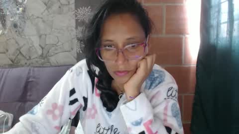 Snapshot of angelitaa_hot chatting on 01-28-25, 01:27 angela online show from 01-28-25, 01:27