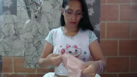 Snapshot of angelitaa_hot chatting on 02-23-25, 05:39 angela online show from 02-23-25, 05:39
