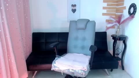 Snapshot of angelitaa_hot chatting on 03-11-25, 08:09 angela online show from 03-11-25, 08:09