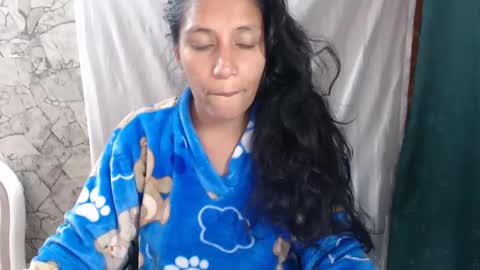 Snapshot of angelitaa_hot chatting on 09-12-25, 02:33 angela online show from 09-12-25, 02:33