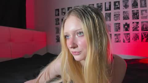 Snapshot of angell_lullaby chatting on 09-11-25, 09:15 Lily online show from 09-11-25, 09:15