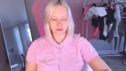 Snapshot of angellisss chatting on 08-03-26, 12:32 Cutie online show from 08-03-26, 12:32
