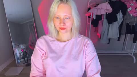 Snapshot of angellisss chatting on 08-09-26, 02:44 Cutie online show from 08-09-26, 02:44