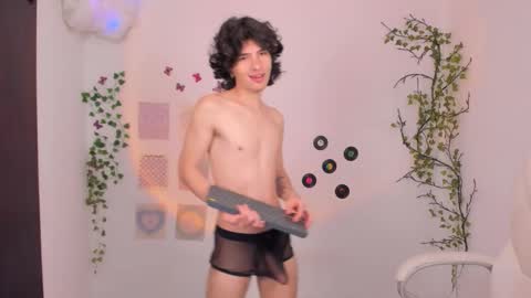 Snapshot of angelo_duarte chatting on 09-30-25, 07:41 Angel online show from 09-30-25, 07:41