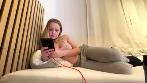 Angeloiid   white fakeboobs lingerie skinny norway online show from 09-11-25, 07:47