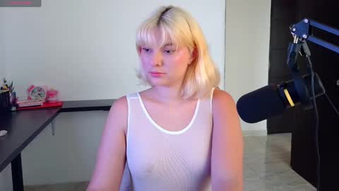 Snapshot of ania_mml chatting on 05-08-26, 08:25 Ania online show from 05-08-26, 08:25