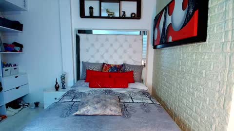 Snapshot of anielli69 chatting on 10-16-25, 02:01 laura online show from 10-16-25, 02:01