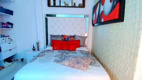 Snapshot of anielli69 chatting on 10-25-25, 12:18 laura online show from 10-25-25, 12:18