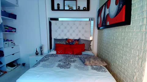 Snapshot of anielli69 chatting on 10-30-25, 02:02 laura online show from 10-30-25, 02:02