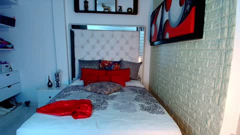 Snapshot of anielli69 chatting on 10-31-25, 09:49 laura online show from 10-31-25, 09:49