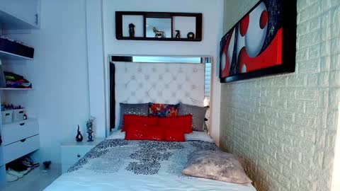 Snapshot of anielli69 chatting on 11-04-25, 08:52 laura online show from 11-04-25, 08:52