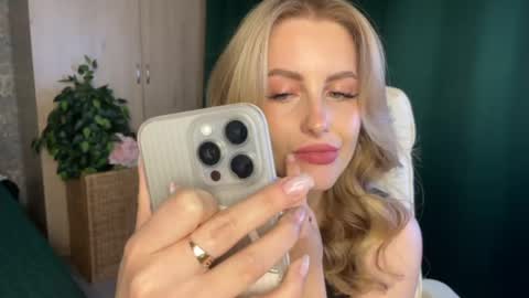 Snapshot of anita_blairr chatting on 05-17-26, 12:41 Anita online show from 05-17-26, 12:41